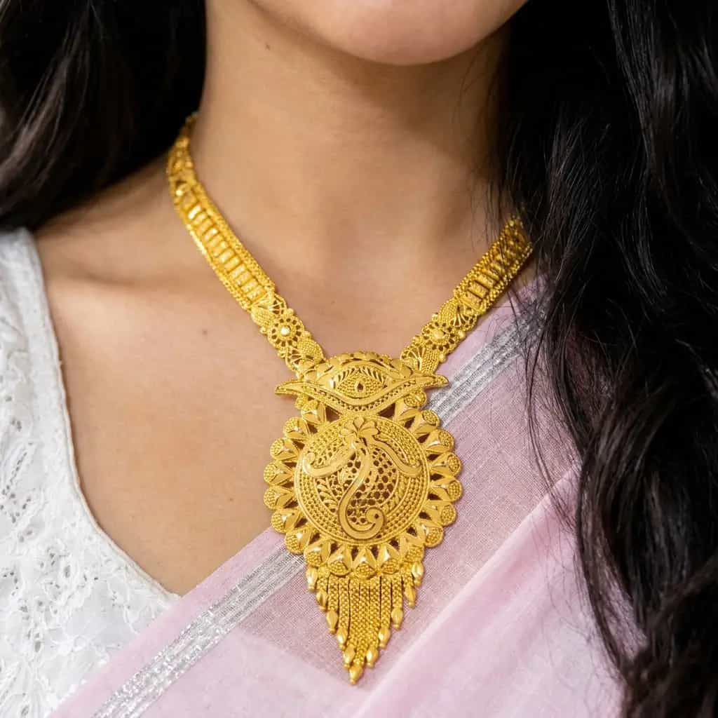 Gold_necklace_worn_by_model_202608281453