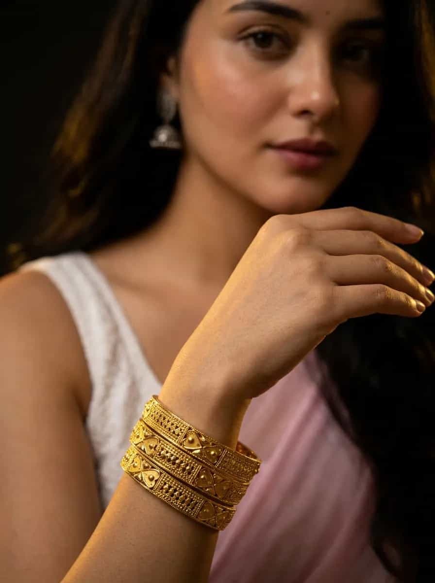Woman_wearing_gold_bangles_202608281529