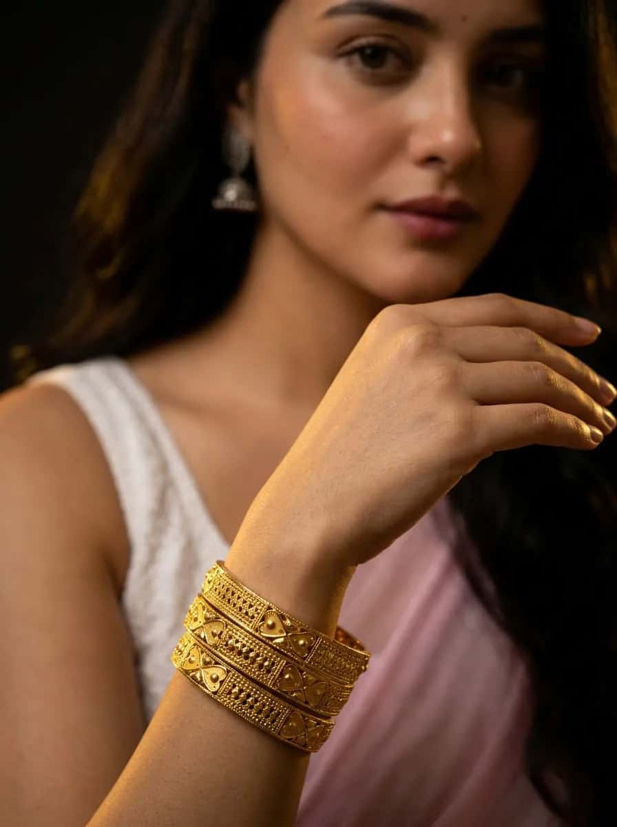 Woman_wearing_gold_bangles_202608281529
