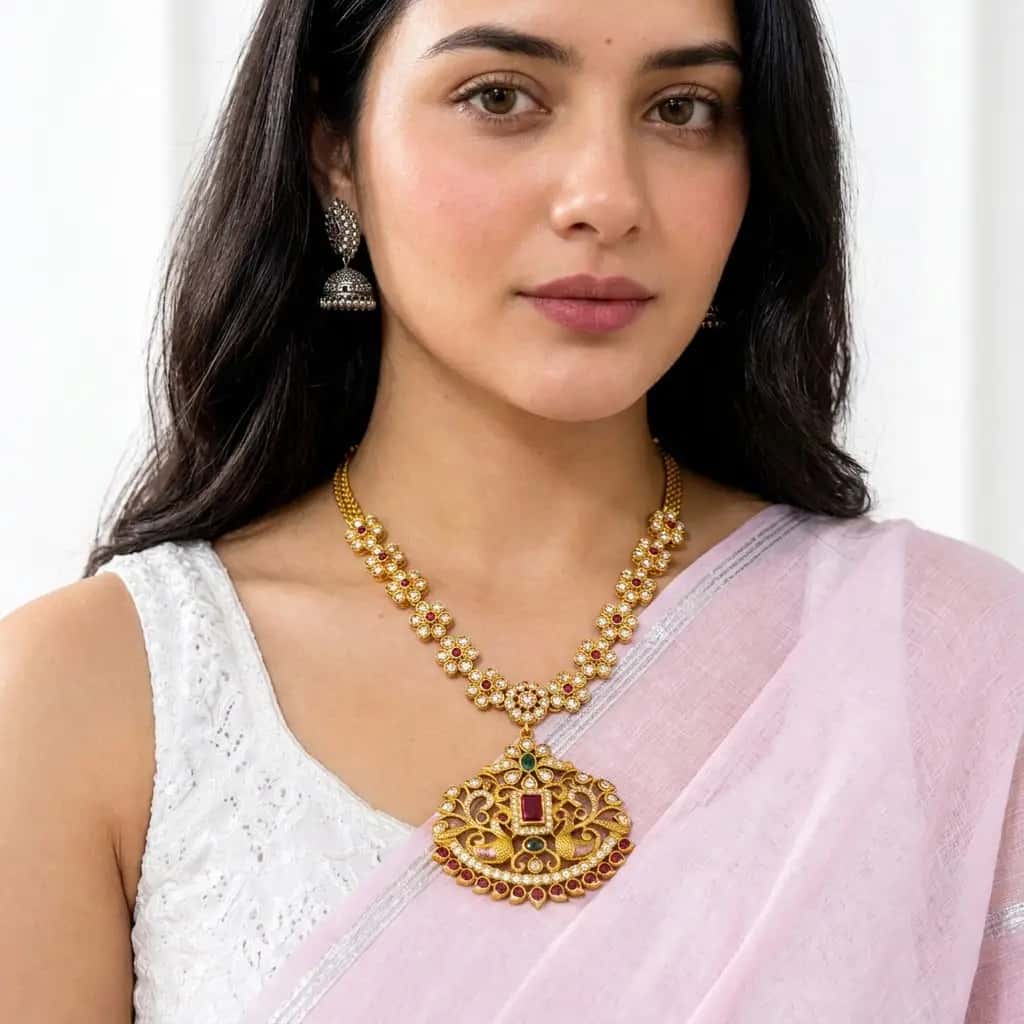 Woman_wearing_gold_necklace_202608281514